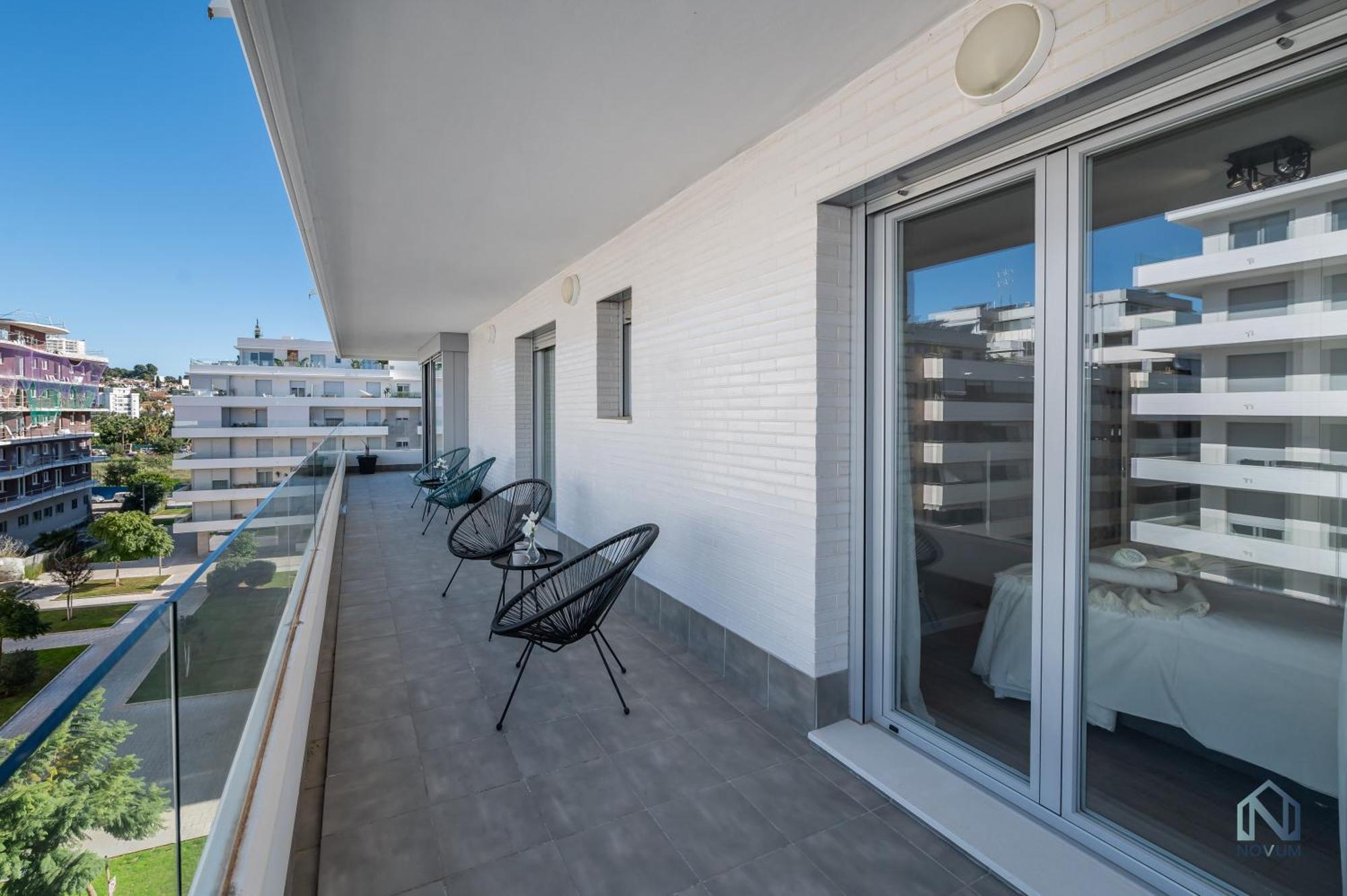 Newly Built 3 Bdrm Modern W Gym, Pool, & Views Apartment *
